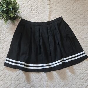 Hot Topic Black and White Striped High-Waisted Pleated Skirt, Size Large